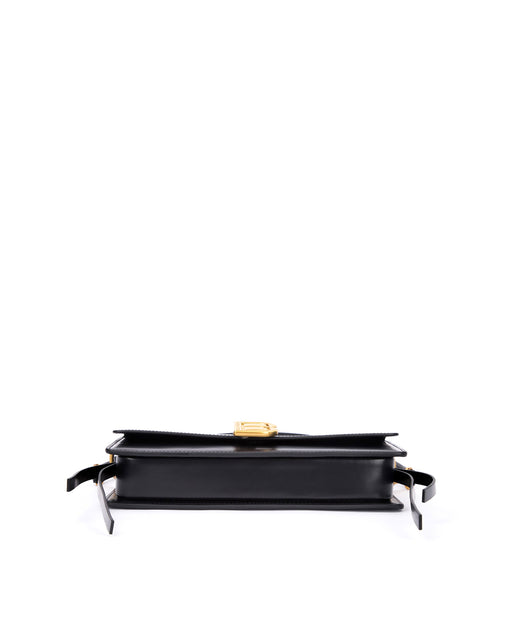 Bottom of Nia Bag with black leather four metal feet