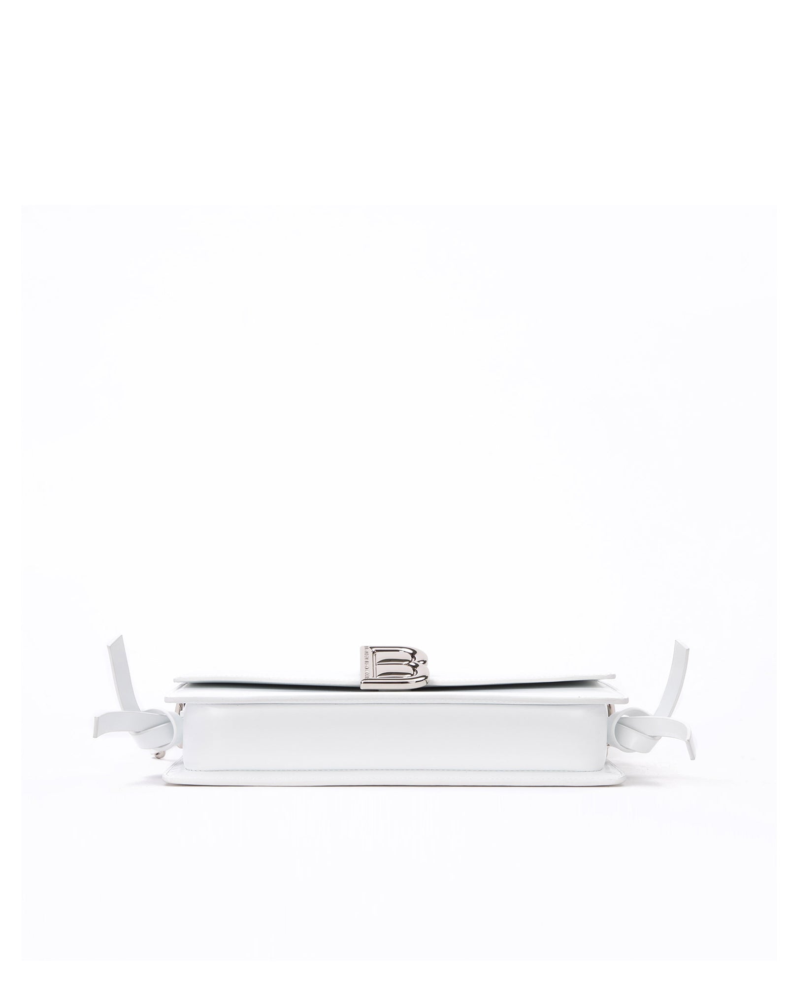 Bottom of Nia Bag with white leather four metal feet